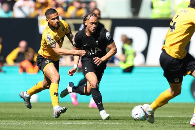 Wolverhampton Wanderers v Tottenham Hotspur, Premier League Joao Gomes of Wolverhampton Wanderers challenges Xavi Simons of Tottenham Hotspur for possession during the Wolverhampton Wanderers v Tottenham Hotspur Premier League match at Molineux Stadium, Wolverhampton, England on 25 April 2026 Credit: Ryan Crockett Every Second Media Editorial use only. All images are copyright Every Second Media Limited. No images may be reproduced without prior permission. All rights reserved. Premier League and Football League images are subject to licensing agreements with Football DataCo Limited. see https: www.football-dataco.com Copyright: xIMAGO EveryxSecondxMediax ESM-1945-0051 RyanxCrockettx xEveryxSecondxMediax