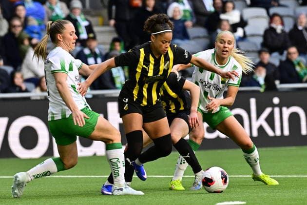STOCKHOLM, SWEDEN 20260425 Hammarbys Gudrun Arnardottir and Häckens Felicia Schröder and Hammarbys Stina Lennartsson during the first final match of the Europa Cup between Hammarby and Häcken at 3Arena STOCKHOLM SWEDEN x10030x  Copyright: xJonasxEkströmer TTx FINAL EUROPA CUP HAMMARBY-HÄCKEN