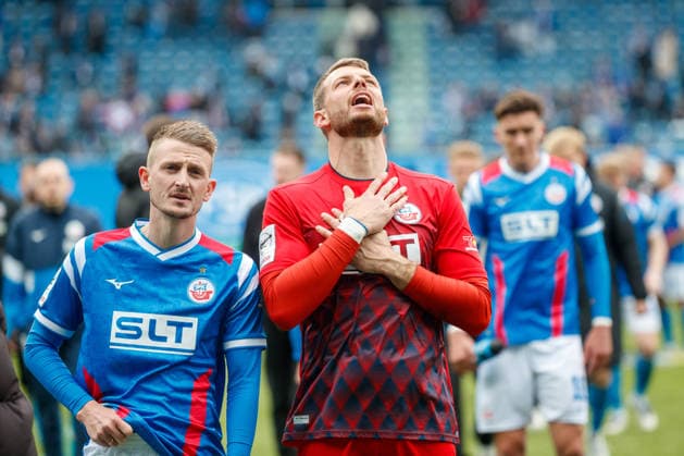 links Nico Neidhart (Rostock) und Torwart Benjamin Uphoff (Rostock) sind ist enträuscht, wütend, frustriert, sauer ; GER, FC Hansa Rostock vs. SSV Jahn Regensburg, Fußball, Männer, 3. Liga, 35.Spieltag, Spielzeit 2025 2026, 25.04.2026 Rostock Ostseestadion Mecklenburg - Vorpommern Deutschland *** left Nico Neidhart Rostock and goalkeeper Benjamin Uphoff Rostock are disappointed, angry, frustrated, angry GER, FC Hansa Rostock vs SSV Jahn Regensburg, Football, Men, 3 Liga, 35 Matchday, Season 2025 2026, 25 04 2026 Rostock Ostseestadion Mecklenburg Vorpommern Germany