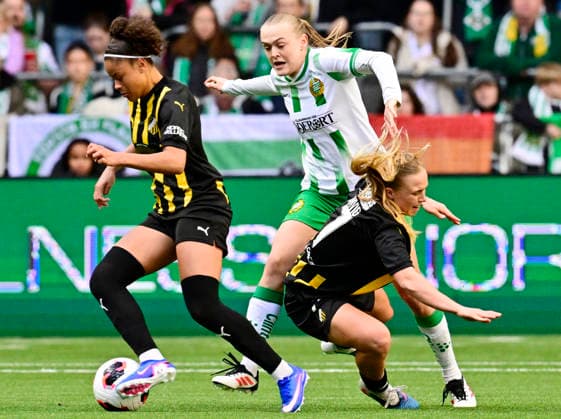 STOCKHOLM, SWEDEN 20260425 Hammarbys Gudrun Arnardottir and Häckens Felicia Schröder and Hammarbys Stina Lennartsson during the first final match of the European Cup between Hammarby and Häcken at 3Arena STOCKHOLM SWEDEN x10030x  Copyright: xJonasxEkströmer TTx FINAL EUROPEAN CUP HAMMARBY HÄCKEN