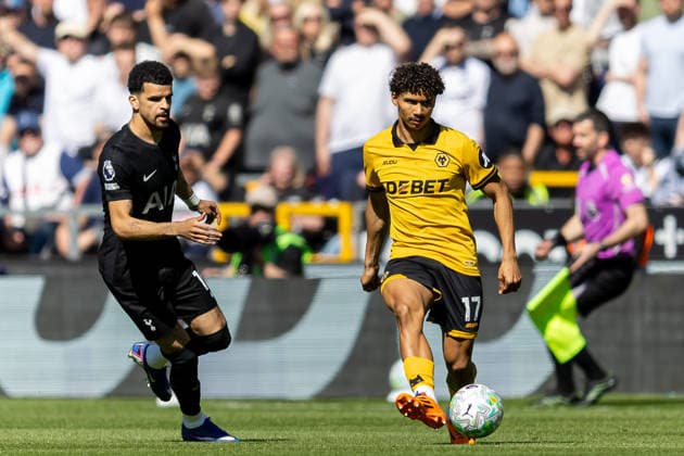 Wolverhampton Wanderers v Tottenham Hotspur, Premier League Wolverhampton Wanderers defender Pedro Lima (17) plays a pass during the Premier League match between Wolverhampton Wanderers and Tottenham Hotspur at Molineux, Wolverhampton, UK on 25 April 2026. Wolverhampton Molineux West Midlands UK Editorial use only DataCo restrictions apply See www.football-dataco.com , Copyright: xManjitxNarotrax PSI-24154-0008