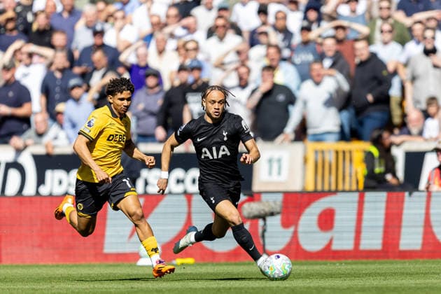 Wolverhampton Wanderers v Tottenham Hotspur, Premier League Tottenham Hotspur midfielder Xavi Simons (7) runs forward on wing during the Premier League match between Wolverhampton Wanderers and Tottenham Hotspur at Molineux, Wolverhampton, UK on 25 April 2026. Wolverhampton Molineux West Midlands UK Editorial use only DataCo restrictions apply See www.football-dataco.com , Copyright: xManjitxNarotrax PSI-24154-0009