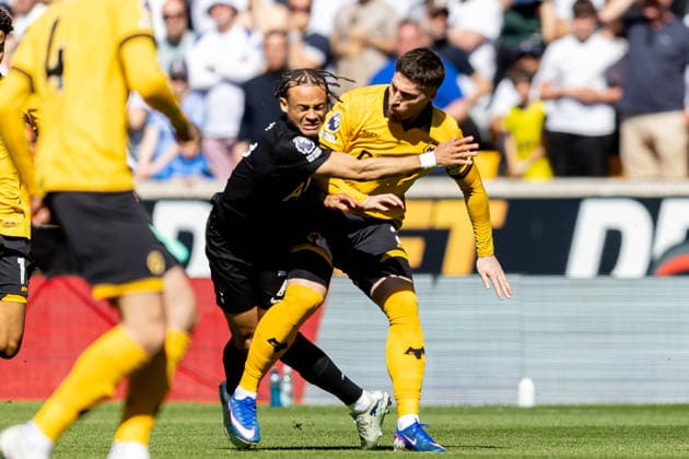 Wolverhampton Wanderers v Tottenham Hotspur, Premier League Tottenham Hotspur midfielder Xavi Simons (7) battles for possession with Wolverhampton Wanderers defender Matt Doherty (2) during the Premier League match between Wolverhampton Wanderers and Tottenham Hotspur at Molineux, Wolverhampton, UK on 25 April 2026. Wolverhampton Molineux West Midlands UK Editorial use only DataCo restrictions apply See www.football-dataco.com , Copyright: xManjitxNarotrax PSI-24154-0012