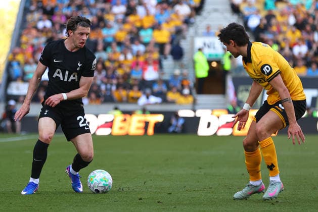 Wolverhampton Wanderers v Tottenham Hotspur, Premier League Conor Gallagher of Tottenham Hotspur looks to get past Hugo Bueno of Wolverhampton Wanderers during the Wolverhampton Wanderers v Tottenham Hotspur Premier League match at Molineux Stadium, Wolverhampton, England on 25 April 2026 Credit: Ryan Crockett Every Second Media Editorial use only. All images are copyright Every Second Media Limited. No images may be reproduced without prior permission. All rights reserved. Premier League and Football League images are subject to licensing agreements with Football DataCo Limited. see https: www.football-dataco.com Copyright: xIMAGO EveryxSecondxMediax ESM-1945-0059 RyanxCrockettx xEveryxSecondxMediax