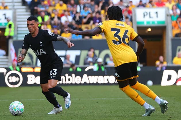 Wolverhampton Wanderers v Tottenham Hotspur, Premier League Pedro Porro of Tottenham Hotspur looks to get past Mateus Mane of Wolverhampton Wanderers during the Wolverhampton Wanderers v Tottenham Hotspur Premier League match at Molineux Stadium, Wolverhampton, England on 25 April 2026 Credit: Ryan Crockett Every Second Media Editorial use only. All images are copyright Every Second Media Limited. No images may be reproduced without prior permission. All rights reserved. Premier League and Football League images are subject to licensing agreements with Football DataCo Limited. see https: www.football-dataco.com Copyright: xIMAGO EveryxSecondxMediax ESM-1945-0060 RyanxCrockettx xEveryxSecondxMediax