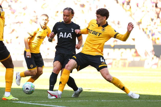 Wolverhampton Wanderers v Tottenham Hotspur, Premier League Xavi Simons of Tottenham Hotspur and Santiago Bueno of Wolverhampton Wanderers battle for possession during the Wolverhampton Wanderers v Tottenham Hotspur Premier League match at Molineux Stadium, Wolverhampton, England on 25 April 2026 Credit: Ryan Crockett Every Second Media Editorial use only. All images are copyright Every Second Media Limited. No images may be reproduced without prior permission. All rights reserved. Premier League and Football League images are subject to licensing agreements with Football DataCo Limited. see https: www.football-dataco.com Copyright: xIMAGO EveryxSecondxMediax ESM-1945-0061 RyanxCrockettx xEveryxSecondxMediax