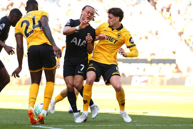 Wolverhampton Wanderers v Tottenham Hotspur, Premier League Xavi Simons of Tottenham Hotspur and Santiago Bueno of Wolverhampton Wanderers battle for possession during the Wolverhampton Wanderers v Tottenham Hotspur Premier League match at Molineux Stadium, Wolverhampton, England on 25 April 2026 Credit: Ryan Crockett Every Second Media Editorial use only. All images are copyright Every Second Media Limited. No images may be reproduced without prior permission. All rights reserved. Premier League and Football League images are subject to licensing agreements with Football DataCo Limited. see https: www.football-dataco.com Copyright: xIMAGO EveryxSecondxMediax ESM-1945-0062 RyanxCrockettx xEveryxSecondxMediax