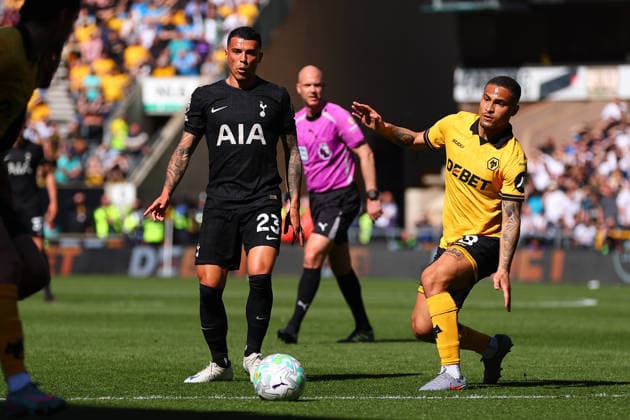 Wolverhampton Wanderers v Tottenham Hotspur, Premier League Pedro Porro of Tottenham Hotspur plays the ball past Joao Gomes of Wolverhampton Wanderers during the Wolverhampton Wanderers v Tottenham Hotspur Premier League match at Molineux Stadium, Wolverhampton, England on 25 April 2026 Credit: Ryan Crockett Every Second Media Editorial use only. All images are copyright Every Second Media Limited. No images may be reproduced without prior permission. All rights reserved. Premier League and Football League images are subject to licensing agreements with Football DataCo Limited. see https: www.football-dataco.com Copyright: xIMAGO EveryxSecondxMediax ESM-1945-0064 RyanxCrockettx xEveryxSecondxMediax