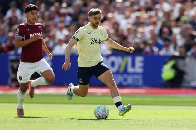 25th April 2026; London Stadium, London, England; Premier League Football, West Ham United versus Everton; Kiernan Dewsbury-Hall of Everton runs with the ball HenningxvonxJagow