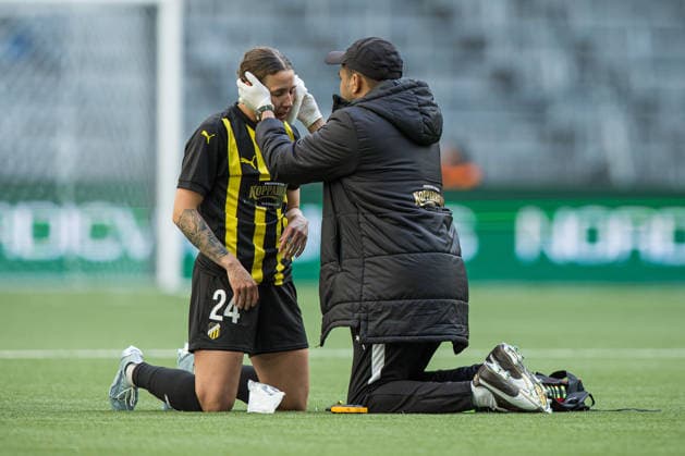 260425 Tabby Tindell of Häcken in pain and receives medical attention during the UEFA Women s Europa Cup final match leg 1 between Hammarby and Häcken on April 25, 2026 in Stockholm Photo Caisa Rasmussen BILDBYRAN COP 353 JN0267 fotboll football soccer fotball europa cup hammarby häcken uefa womens europa cup dam bbeng  Copyright: CAISAxRASMUSSEN BB260425CR019