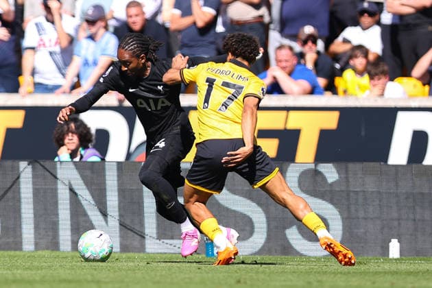 Wolverhampton Wanderers v Tottenham Hotspur, Premier League Djed Spence of Tottenham Hotspur looks to get past Pedro Lima of Wolverhampton Wanderers during the Wolverhampton Wanderers v Tottenham Hotspur Premier League match at Molineux Stadium, Wolverhampton, England on 25 April 2026 Credit: Ryan Crockett Every Second Media Editorial use only. All images are copyright Every Second Media Limited. No images may be reproduced without prior permission. All rights reserved. Premier League and Football League images are subject to licensing agreements with Football DataCo Limited. see https: www.football-dataco.com Copyright: xIMAGO EveryxSecondxMediax ESM-1945-0071 RyanxCrockettx xEveryxSecondxMediax