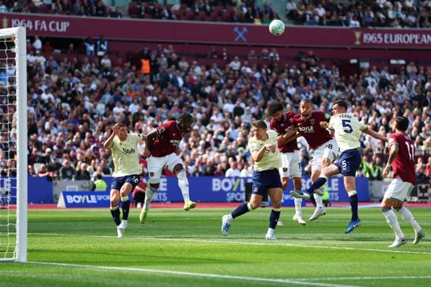 Tomas Soucek of West Ham United with a header on goal West Ham United v Everton, Premier League, Football, London Stadium, London, UK - 25 Apr 2026London London Stadium United Kingdom EDITORIAL USE ONLY No use with unauthorised audio, video, data, fixture lists, club league logos or live services. Online in-match use limited to 120 images, no video emulation. No use in betting, games or single club league player publications. Copyright: xSimonxDael Shutterstockx 16838798o