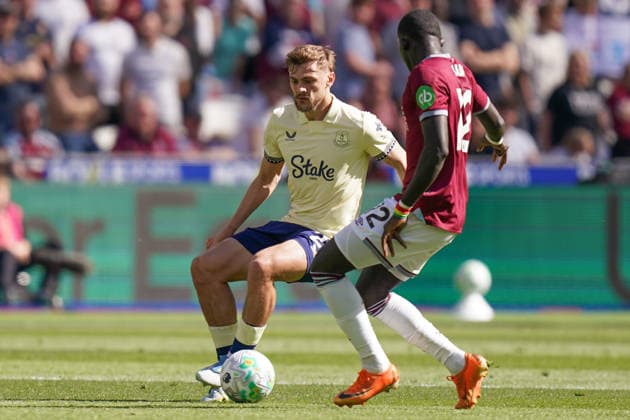 West Ham United v Everton, Premier League Kiernan Dewsbury-Hall of Everton under pressure from El Hadji Malick Diouf of West Ham United during the West Ham United v Everton Premier League match at the London Stadium, London, England on 25 April 2026 Credit: Dylan Hepworth Every Second Media Editorial use only. All images are copyright Every Second Media Limited. No images may be reproduced without prior permission. All rights reserved. Premier League and Football League images are subject to licensing agreements with Football DataCo Limited. see https: www.football-dataco.com Copyright: xIMAGO EveryxSecondxMediax ESM-1946-0032 DylanxHepworthx xEveryxSecondxMediax