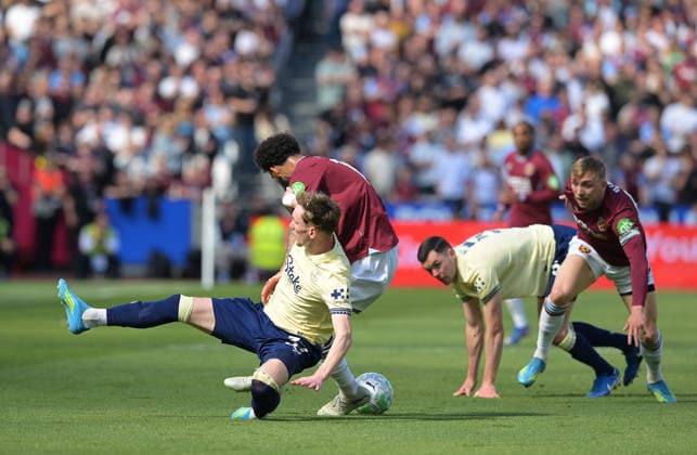 West Ham vs Everton Premier League Pablo of West Ham United clashes with James Garner of Everton during the West Ham vs Everton, Premier League match at the London Stadium Stratford. London The London Stadium UK Copyright: xMartinxDaltonx WestHam_vs_Everton_250426_MD_066