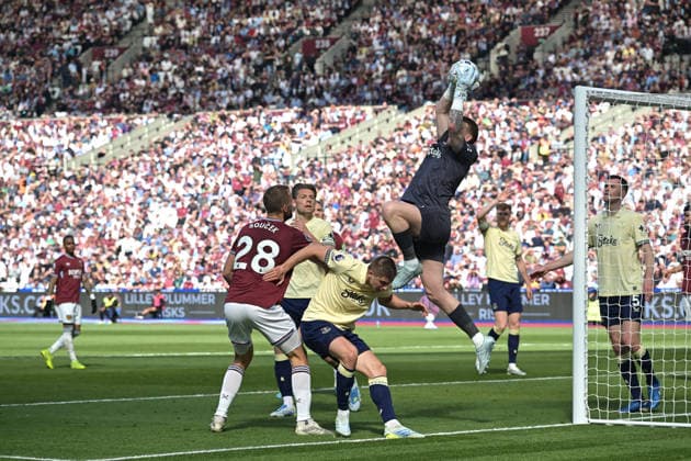 West Ham vs Everton Premier League Jordan Pickford Goalkeeper of Everton halts a West Ham attack during the West Ham vs Everton, Premier League match at the London Stadium Stratford. London The London Stadium UK Copyright: xMartinxDaltonx WestHam_vs_Everton_250426_MD_227