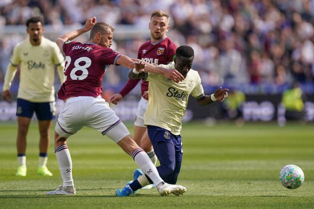 West Ham United v Everton, Premier League Idrissa Gueye of Everton under pressure from TomaÅ¡ SouÄek of West Ham United and Jarrod Bowen of West Ham United during the West Ham United v Everton Premier League match at the London Stadium, London, England on 25 April 2026 Credit: Dylan Hepworth Every Second Media Editorial use only. All images are copyright Every Second Media Limited. No images may be reproduced without prior permission. All rights reserved. Premier League and Football League images are subject to licensing agreements with Football DataCo Limited. see https: www.football-dataco.com Copyright: xIMAGO EveryxSecondxMediax ESM-1946-0036 DylanxHepworthx xEveryxSecondxMediax