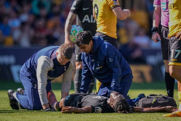 Premier League: Wolverhampton Wanderers v Tottenham Hotspur Yves Bissouma of Tottenham Hotspur receives treatment during the Premier League match Wolverhampton Wanderers vs Tottenham Hotspur at Molineux, Wolverhampton, United Kingdom on 25 April 2026 (Photo by Maynard Manyowa News Images) Wolverhampton Molineux West Midlands United Kingdom Copyright: xMaynardxManyowa NewsxImagesx