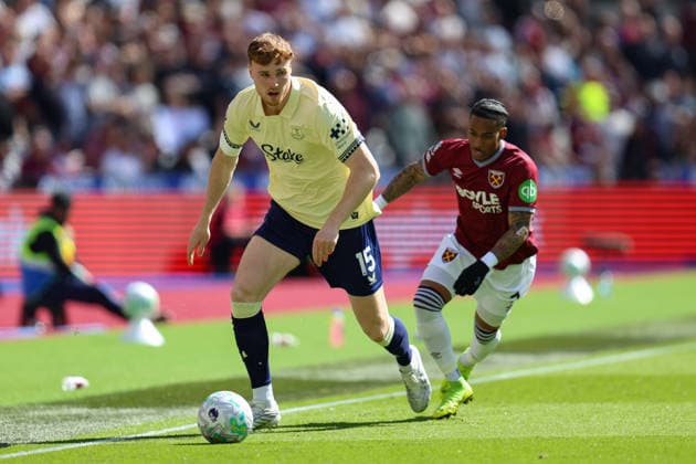 LONDON, ENGLAND, APRIL 25: Jake O Brien of Everton receives pressure from Crysencio Summerville of West Ham United during the Premier League match between West Ham United and Everton at London Stadium on April 25th, 2026 in London, England (Photo by Alexander Canillas Sports Press Photo) Copyright: xAlexanderxCanillas SPPx Sportspressphoto_SPR135576