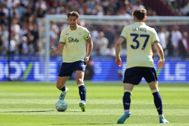 LONDON, ENGLAND, APRIL 25: James Tarkowski of Everton makes a pass to James Garner of Everton during the Premier League match between West Ham United and Everton at London Stadium on April 25th, 2026 in London, England (Photo by Alexander Canillas Sports Press Photo) Copyright: xAlexanderxCanillas SPPx Sportspressphoto_SPR135577