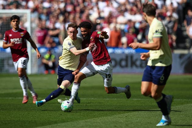 Premier League: West Ham United v Everton LONDON, UK - 25th Apr 2026: Pablo of West Ham United vies for possession with James Garner of Everton during the Premier League match between West Ham United FC and Everton FC at London Stadium London London Stadium England United Kingdom Copyright: xCraigxMercerx xPeakxActionxPhotosx
