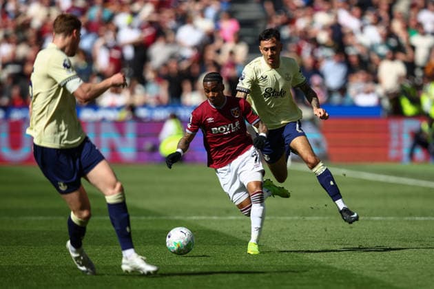 Premier League: West Ham United v Everton LONDON, UK - 25th Apr 2026: Crysencio Summerville of West Ham United holds off the challenge from Dwight McNeil of Everton during the Premier League match between West Ham United FC and Everton FC at London Stadium London London Stadium England United Kingdom Copyright: xCraigxMercerx xPeakxActionxPhotosx