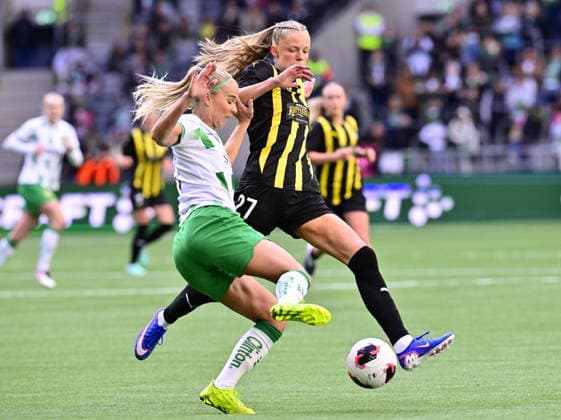 STOCKHOLM, SWEDEN 20260425 Hammarbys Stina Lennartsson and Häckens Thelma Karen Palmadottir during the first Europa Cup final match between Hammarby and Häcken at 3Arena STOCKHOLM SWEDEN x10030x  Copyright: xJonasxEkströmer TTx FINAL EUROPA CUP HAMMARBY-HÄCKEN