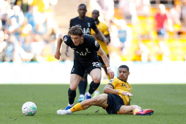 Wolverhampton Wanderers v Tottenham Hotspur Premier League AndrÃ of Wolverhampton Wanderers and Conor Gallagher of Tottenham Hotspur battle for the ball during the Premier League match at Molineux, Wolverhampton 25 04 2026 UK Newspapers OUT Copyright: xMaxxTomlinsonx FIL-23351-0022