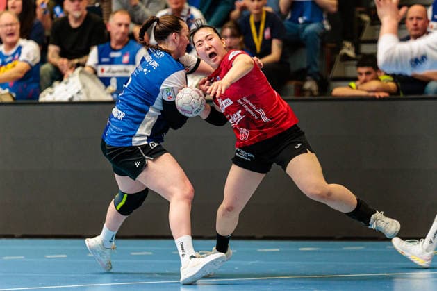 f l Diana Magnusdottir HSG Blomberg Lippe, 07 , Natsuki Aizawa Thueringer HC, 23 in a duel GER, HSG Blomberg Lippe vs Thueringer HC, Handball, 1 Bundesliga Women, Play Offs, Semifinal, Game 1, 25 04 2026 GER, HSG Blomberg Lippe vs Thueringer HC, Handball, 1 Bundesliga Women, Play Offs, Semifinal, Game 1, 25 04 2026 Blomberg Copyright: xEibner-Pressefoto JanxRollingerx EP_JSK