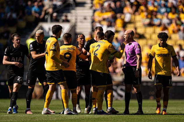 25th April 2026; Molineux Stadium, Wolverhampton, West Midlands, England; Premier League Football, Wolverhampton Wanderers versus Tottenham Hotspur; Tempers fray at Molineux after a challenge by Andre of Wolverhampton Wanderers on Yves Bissouma of Tottenham Hotspur and the players appeal to referee Anthony Taylor GodfreyxPitt