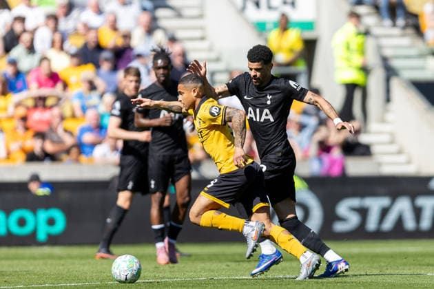 Wolverhampton Wanderers v Tottenham Hotspur, Premier League Wolverhampton Wanderers midfielder Joao Gomes (8) runs forward with ball during the Premier League match between Wolverhampton Wanderers and Tottenham Hotspur at Molineux, Wolverhampton, UK on 25 April 2026. Wolverhampton Molineux West Midlands UK Editorial use only DataCo restrictions apply See www.football-dataco.com , Copyright: xManjitxNarotrax PSI-24154-0019