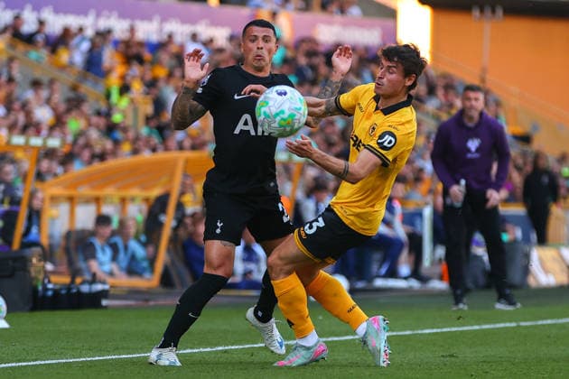 Wolverhampton Wanderers v Tottenham Hotspur, Premier League Pedro Porro of Tottenham Hotspur and Hugo Bueno of Wolverhampton Wanderers battle for possession during the Wolverhampton Wanderers v Tottenham Hotspur Premier League match at Molineux Stadium, Wolverhampton, England on 25 April 2026 Credit: Ryan Crockett Every Second Media Editorial use only. All images are copyright Every Second Media Limited. No images may be reproduced without prior permission. All rights reserved. Premier League and Football League images are subject to licensing agreements with Football DataCo Limited. see https: www.football-dataco.com Copyright: xIMAGO EveryxSecondxMediax ESM-1945-0084 RyanxCrockettx xEveryxSecondxMediax