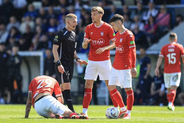 Rochdale v York City - Enterprise National League Zak Johnson of York is injured in the first half during the Enterprise National League match between Rochdale and York City at Spotland Stadium in Rochdale, United Kingdom, on April 25, 2026. Rochdale Greater Manchester United, ManU Kingdom  Copyright: xMIxNewsx originalFilename:fletcher-rochdale260425_npAcD.jpg