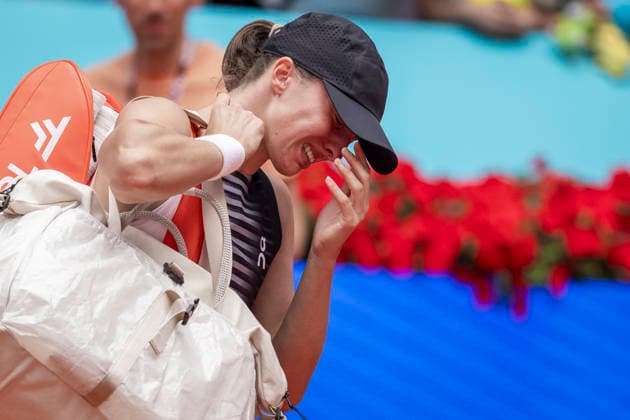 Mutua Madrid Open - Day Six MADRID, SPAIN - APRIL 25: Iga Swiatek of Poland leaves the field in tears after retiring against Ann Li of United States in the WomenÕs Singles Round of 32 match during the Mutua Madrid Open 2026 tournament celebrated at La Caja Magica on April 25, 2026 in Madrid, Spain. Madrid La Caja Magica Madrid Spain Copyright: xAlbertoxGardinx AGardin_20260425_Tennis_Madrid_Day6_0401