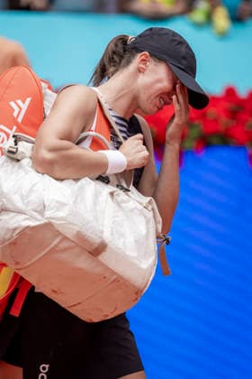 Mutua Madrid Open - Day Six MADRID, SPAIN - APRIL 25: Iga Swiatek of Poland leaves the field in tears after retiring against Ann Li of United States in the WomenÕs Singles Round of 32 match during the Mutua Madrid Open 2026 tournament celebrated at La Caja Magica on April 25, 2026 in Madrid, Spain. Madrid La Caja Magica Madrid Spain Copyright: xAlbertoxGardinx AGardin_20260425_Tennis_Madrid_Day6_0402
