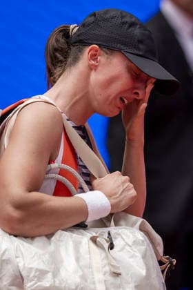 Mutua Madrid Open - Day Six MADRID, SPAIN - APRIL 25: Iga Swiatek of Poland leaves the field in tears after retiring against Ann Li of United States in the WomenÕs Singles Round of 32 match during the Mutua Madrid Open 2026 tournament celebrated at La Caja Magica on April 25, 2026 in Madrid, Spain. Madrid La Caja Magica Madrid Spain Copyright: xAlbertoxGardinx AGardin_20260425_Tennis_Madrid_Day6_0403