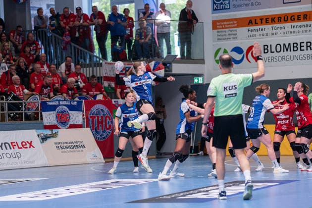 HSG Blomberg Lippe GER vs Thueringer HC GER Handball, 1 Handball Bundesliga Women, Semifinal, Match 1, 25 4 2026, Season 2025 2026, Blomberg Nieke Kuehne HSG Blomberg Lippe, 09 in goal throw Blomberg Sporthalle an der Ulmenallee Germany