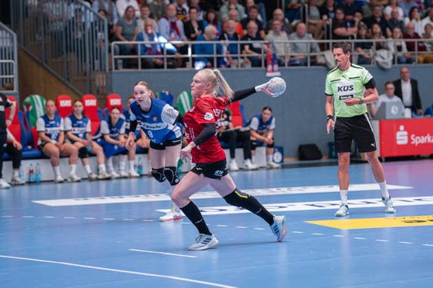 HSG Blomberg Lippe GER vs Thueringer HC GER Handball, 1 Handball Bundesliga Women, Semifinal, Match 1, 25 4 2026, Season 2025 2026, Blomberg Johanna Reichert Thueringer HC, 29 on a 7 meter throw Blomberg Sporthalle an der Ulmenallee Germany