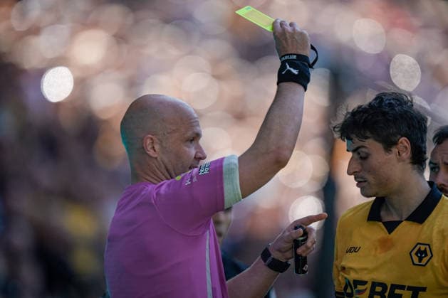 Premier League: Wolverhampton Wanderers v Tottenham Hotspur Referee Anthony Taylor gives a yellow card to Pedro Porro of Tottenham Hotspur and Hugo Bueno of Wolverhampton Wanderers during the Premier League match Wolverhampton Wanderers vs Tottenham Hotspur at Molineux, Wolverhampton, United Kingdom on 25 April 2026 (Photo by Maynard Manyowa News Images) Wolverhampton Molineux West Midlands United Kingdom Copyright: xMaynardxManyowa NewsxImagesx