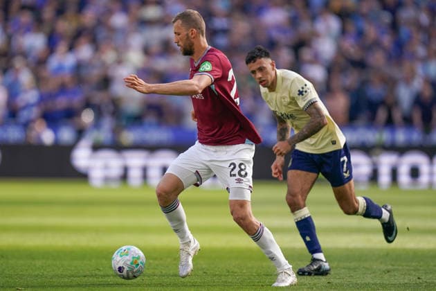 West Ham United v Everton, Premier League TomaÅ¡ SouÄek of West Ham United under pressure from Dwight McNeil of Everton during the West Ham United v Everton Premier League match at the London Stadium, London, England on 25 April 2026 Credit: Dylan Hepworth Every Second Media Editorial use only. All images are copyright Every Second Media Limited. No images may be reproduced without prior permission. All rights reserved. Premier League and Football League images are subject to licensing agreements with Football DataCo Limited. see https: www.football-dataco.com Copyright: xIMAGO EveryxSecondxMediax ESM-1946-0051 DylanxHepworthx xEveryxSecondxMediax