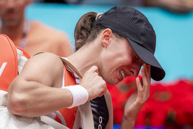 Mutua Madrid Open - Day Six MADRID, SPAIN - APRIL 25: Iga Swiatek of Poland leaves the field in tears after retiring against Ann Li of United States in the WomenÕs Singles Round of 32 match during the Mutua Madrid Open 2026 tournament celebrated at La Caja Magica on April 25, 2026 in Madrid, Spain. Madrid La Caja Magica Madrid Spain Copyright: xAlbertoxGardinx AGardin_20260425_Tennis_Madrid_Day6_0404