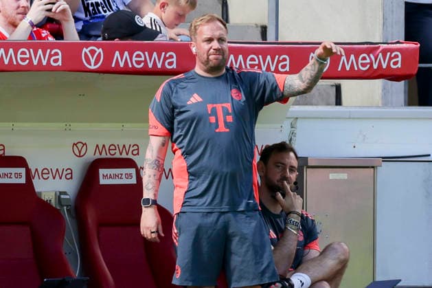 Co-Trainer Aaron Danks (FC Bayern Muenchen) gestikuliert, Bundesliga, 1. FSV Mainz 05 v FC Bayern München, Mewa Arena am 25. April 2026 in Mainz, Deutschland. (Foto von Marco Steinbrenner DeFodi Images) Co-Trainer Aaron Danks (FC Bayern Muenchen) gestures, Bundesliga, 1. FSV Mainz 05 v FC Bayern München, Mewa Arena, April 25, 2026 in Mainz, Germany. (Photo by Marco Steinbrenner DeFodi Images) DFL regulations prohibit any use of photographs as image sequences and or quasi-video. - *** Co coach Aaron Danks FC Bayern Muenchen gestures, Bundesliga, 1 FSV Mainz 05 v FC Bayern München, Mewa Arena on April 25, 2026 in Mainz, Germany Photo by Marco Steinbrenner DeFodi Images Co coach Aaron Danks FC Bayern Muenchen gestures, Bundesliga, 1 FSV Mainz 05 v FC Bayern München, Mewa Arena, April 25, 2026 in Mainz, Germany Photo by Marco Steinbrenner DeFodi Images DFL regulations prohibit any use of photographs as image sequences and or quasi video