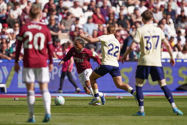 West Ham United v Everton, Premier League Kyle Walker-Peters of West Ham United under pressure from Kiernan Dewsbury-Hall of Everton during the West Ham United v Everton Premier League match at the London Stadium, London, England on 25 April 2026 Credit: Dylan Hepworth Every Second Media Editorial use only. All images are copyright Every Second Media Limited. No images may be reproduced without prior permission. All rights reserved. Premier League and Football League images are subject to licensing agreements with Football DataCo Limited. see https: www.football-dataco.com Copyright: xIMAGO EveryxSecondxMediax ESM-1946-0052 DylanxHepworthx xEveryxSecondxMediax