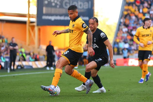 Wolverhampton Wanderers v Tottenham Hotspur, Premier League Joao Gomes of Wolverhampton Wanderers defends possession from Xavi Simons of Tottenham Hotspur during the Wolverhampton Wanderers v Tottenham Hotspur Premier League match at Molineux Stadium, Wolverhampton, England on 25 April 2026 Credit: Ryan Crockett Every Second Media Editorial use only. All images are copyright Every Second Media Limited. No images may be reproduced without prior permission. All rights reserved. Premier League and Football League images are subject to licensing agreements with Football DataCo Limited. see https: www.football-dataco.com Copyright: xIMAGO EveryxSecondxMediax ESM-1945-0086 RyanxCrockettx xEveryxSecondxMediax
