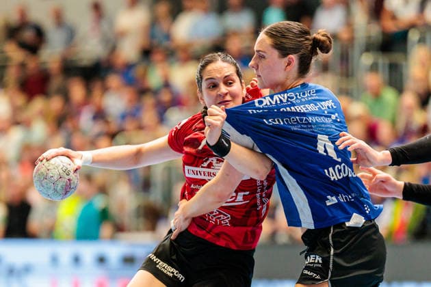 v l Kelly de Abreu Rosa Thueringer HC, 77 , Andrea Jacobsen HSG Blomberg Lippe, 04 in duel GER, HSG Blomberg Lippe vs Thueringer HC, Handball, 1 Bundesliga Women, Play Offs, Semifinal, Game 1, 25 04 2026 GER, HSG Blomberg Lippe vs Thueringer HC, Handball, 1 Bundesliga Women, Play Offs, Semifinal, Game 1, 25 04 2026 Blomberg Copyright: xEibner-Pressefoto JanxRollingerx EP_JSK