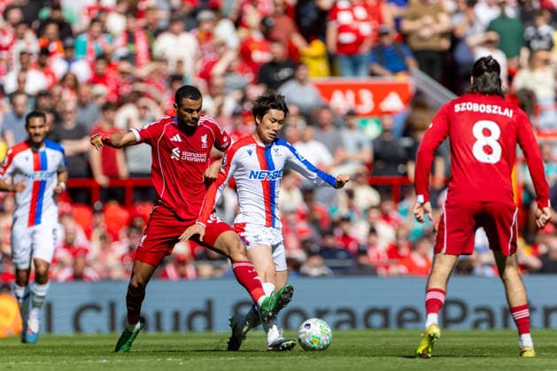 Football - FA Premier League - Liverpool FC v Crystal Palace FC LIVERPOOL, ENGLAND - Saturday, April 25, 2026: Liverpool s Cody Gakpo challenges Crystal Palace s Daichi Kamada (R) during the FA Premier League match between Liverpool FC and Crystal Palace FC at Anfield. (Photo by David Rawcliffe Propaganda) LIVERPOOL Anfield MERSEYSIDE ENGLAND  Copyright: xDavidxRawcliffex P2026-04-25-Liverpool_Crystal_Palace-81