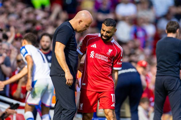 Football - FA Premier League - Liverpool FC v Crystal Palace FC LIVERPOOL, ENGLAND - Saturday, April 25, 2026: Liverpool s Mohamed Salah complains about his hamstring to head coach Arne Slot (L) as he is substituted off during the FA Premier League match between Liverpool FC and Crystal Palace FC at Anfield. (Photo by David Rawcliffe Propaganda) LIVERPOOL Anfield MERSEYSIDE ENGLAND  Copyright: xDavidxRawcliffex P2026-04-25-Liverpool_Crystal_Palace-86
