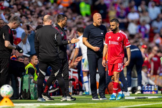 Football - FA Premier League - Liverpool FC v Crystal Palace FC LIVERPOOL, ENGLAND - Saturday, April 25, 2026: Liverpool s Mohamed Salah complains about his hamstring to head coach Arne Slot (L) as he is substituted off during the FA Premier League match between Liverpool FC and Crystal Palace FC at Anfield. (Photo by David Rawcliffe Propaganda) LIVERPOOL Anfield MERSEYSIDE ENGLAND  Copyright: xDavidxRawcliffex P2026-04-25-Liverpool_Crystal_Palace-87