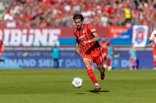 Freisteller von Eren Dinkci (FC Heidenheim, 08) auf dem Weg zum 2:0, GER, 1.FC Heidenheim vs. FC St. Pauli, Fussball, Bundesliga, 31. Spieltag, Spielzeit 2025 2026, 25.04.2026, DFL DFB REGULATIONS PROHIBIT ANY USE OF PHOTOGRAPHS AS IMAGE SEQUENCES AND OR QUASI-VIDEO, GER, 1.FC Heidenheim vs. FC St. Pauli, Fussball, Bundesliga, 31. Spieltag, Spielzeit 2025 2026, 25.04.2026 Heidenheim *** Crop from Eren Dinkci FC Heidenheim, 08 on the way to 2 0, GER, 1 FC Heidenheim vs FC St Pauli, Football, Bundesliga, 31 Matchday, 2025 2026 Season, 25 04 2026, DFL DFB REGULATES PROHIBIT ANY USE OF PHOTOGRAPHS AS IMAGE SEQUENCES AND OR QUASI VIDEO, GER, 1 FC Heidenheim vs FC St Pauli, Football, Bundesliga, Matchday 31, Season 2025 2026, 25 04 2026 Heidenheim Copyright: xEibner-Pressefoto JanixPlessx EP_JPL