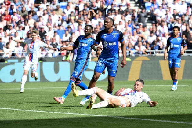 Olympique Lyonnais v AJ Auxerre - Ligue 1 McDonald s 2025 2026 24 Bryan OKOH (aja) - 77 Roman IAREMTCHOUK (ol) during the Ligue 1 McDonald s match between Lyon and Auxerre at Groupama Stadium on April 25, 2026 in Lyon, France. Lyon France  Copyright: xFEPx 776348368