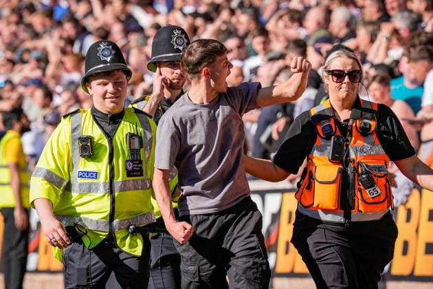 Premier League: Wolverhampton Wanderers v Tottenham Hotspur A fan is escorted and ejected from the ground by the police for attempting to invade the field of playduring the Premier League match Wolverhampton Wanderers vs Tottenham Hotspur at Molineux, Wolverhampton, United Kingdom on 25 April 2026 (Photo by Maynard Manyowa News Images) Wolverhampton Molineux West Midlands United Kingdom Copyright: xMaynardxManyowa NewsxImagesx